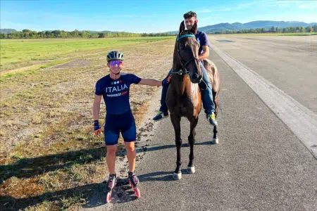 Sfida tra cavallo ed il pattinatore Duccio Marsili: chi sarà il più veloce? Duccio Marsili e Giosuè Carboni a cavallo ad Ampugnano