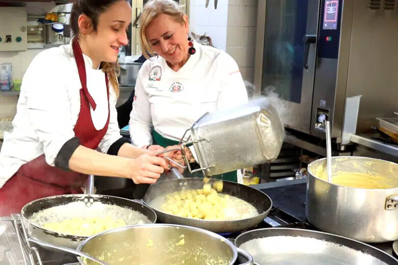 Romagna rustica a Pienza con Girogustando Silvana Franci in cucina per Girogustando