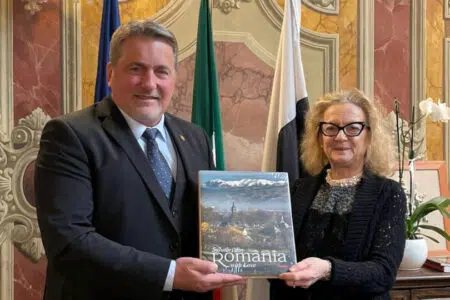 Il Sindaco Fabio ha incontro il Coordinamento nazionale cittadini romeni in Italia Stefan Stanasel e Nicoletta Fabio al Palazzo Pubblico di Siena