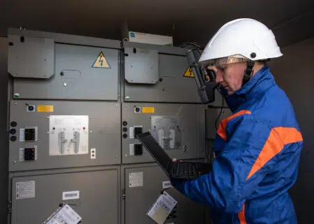 Monteriggioni, Enel: lavori di potenziamento della linea elettrica Tecnico di Enel all'interno di una cabina