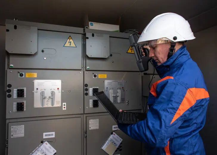Monteriggioni, Enel: lavori di potenziamento della linea elettrica Tecnico di Enel all'interno di una cabina