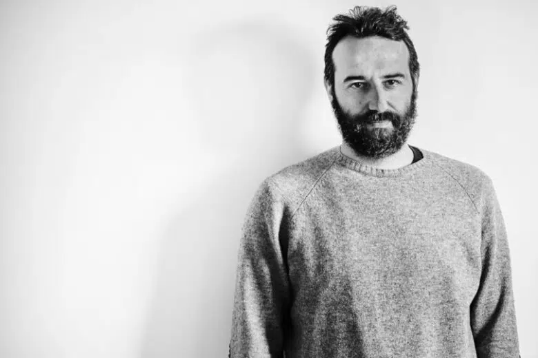 “Stracci! Contro l’uomo medio”, lo spettacolo alla Corte dei Miracoli Vittorio Continelli