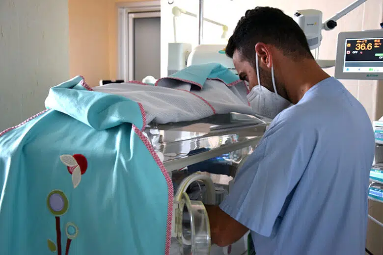 World Prematurity Day, le iniziative dell’Aou Senese Incubatrice e operatore alla Terapia Intensiva Neonatale dell'Aou Senese