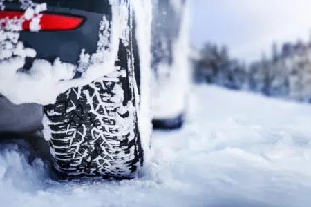 Anas, dal 15 novembre obbligo di catene a bordo o pneumatici invernali Autovettura con gomme invernali sulla neve