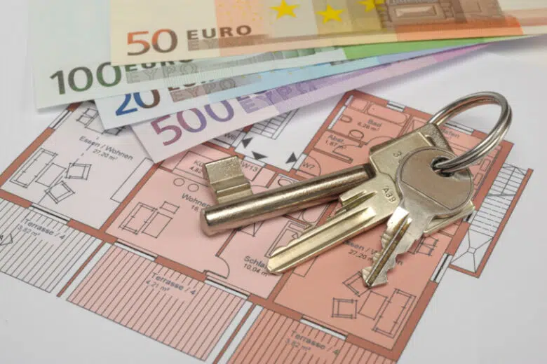 Siena, canoni di locazione 2023: approvati contributi integrativi Contributo affitti, banconote, euro, chiavi di casa