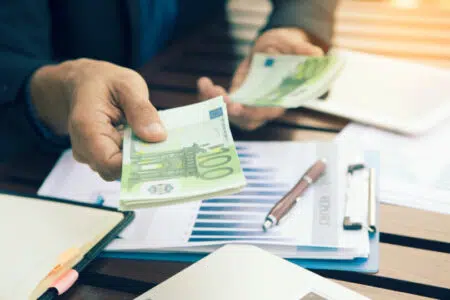 Oltre il debito, disagio economico e vulnerabilità delle famiglie Banconote euro, consegna