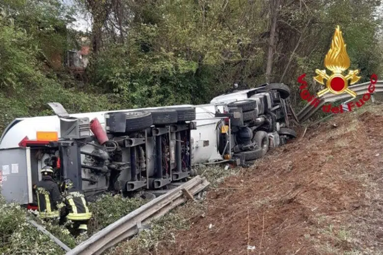 Il camion cisterna ribaltato tra Barberino Val d'Elsa e Poggibonsi