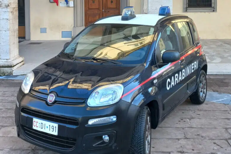 Furto in abitazione: due arrestati dai Carabinieri a Colle di Val d’Elsa Auto Carabinieri davanti alla Stazione di Colle di Val d'Esla