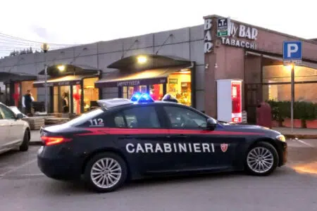 Staggia, in coma dopo pugno al volto in un bar: identificato l’aggressore Auto dei Carabinieri a Staggia Senese