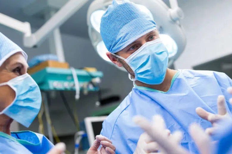 Rimodellamento corporeo: congresso a Siena sulla chirurgia estetica dell’obesità Chirurghi in sala operatoria