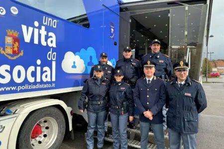 Colle di Val d’Elsa, tappa della X edizione di “Una vita da social” Una Vita da Social, Polizia di Stato a Colle di Val d'Elsa, agenti esterno camper