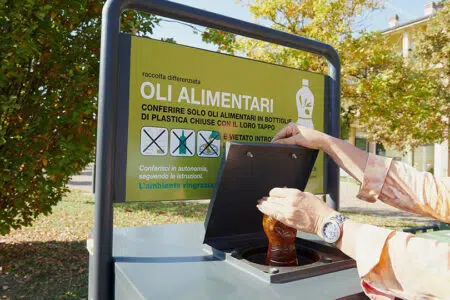 Raccolta olio alimentare esausto: nuove postazioni in provincia di Siena Contenitore raccolta olio esausto