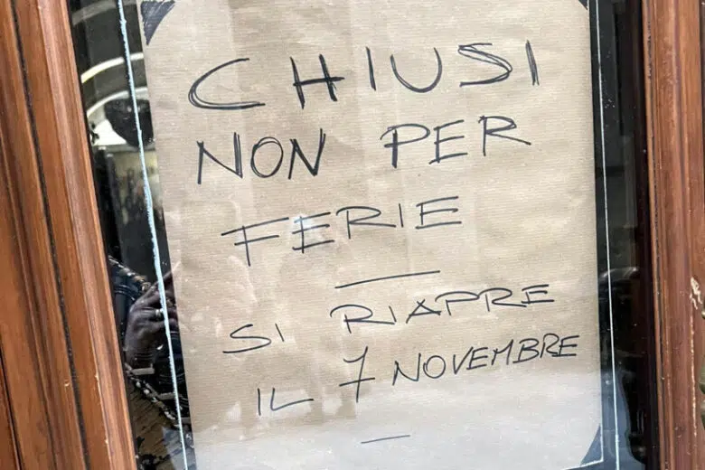 Siena, Chiti e Cava (Italia Viva): “Solidarietà agli esercenti del centro storico” Cartello su porta esercizio chiuso a Siena