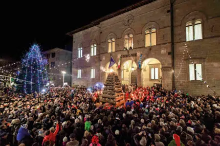 Abbadia San Salvatore, la Città delle Fiaccole accende il Natale Fiaccole Abbadia San Salvatore, piazza Comune