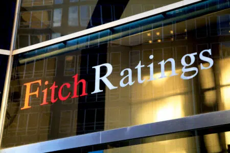 Banca Mps, Fitch migliora il rating a BB Fitch Ratings, logo su vetrata palazzo