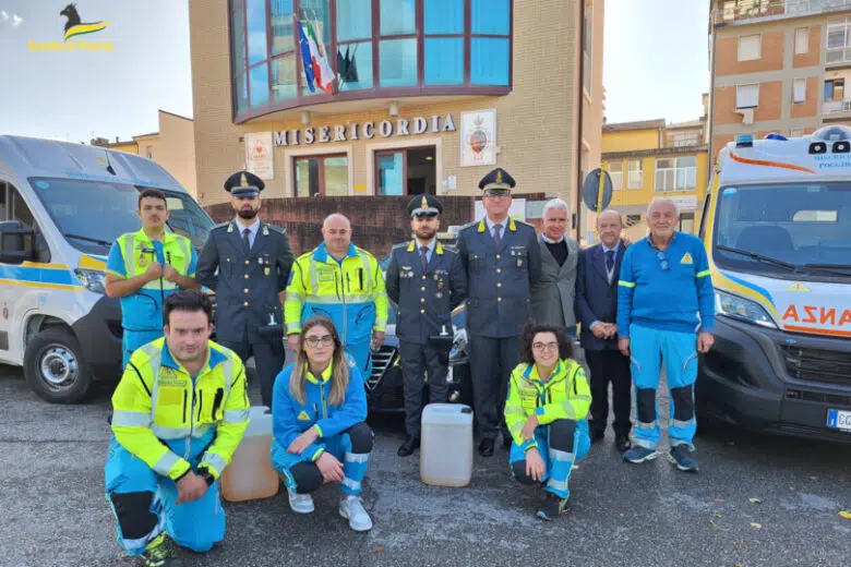 La Guardia di Finanza dona alla Misericordia di Poggibonsi gasolio confiscato Donazione gasolio alla Misericordia di Poggibonsi da parte della Guardia di Finanza
