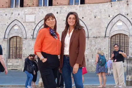 Linea Verde Life, Siena in onda su Rai Uno Linea Verde Life: Monica Caradonna ed Elisa Isoardi in Piazza del Campo