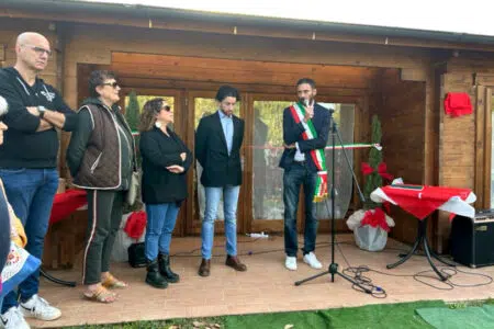 Parco delle More di Cuna: inaugurata casetta di legno per ricordare Riccardo Papini Parco More di Cuna, inaugurazione casetta di legno