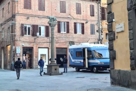 Questo non è amore, il camper della Polizia di Stato a Siena Questo non è amore, il camper della Polizia di Stato in piazza Tolomei a Siena