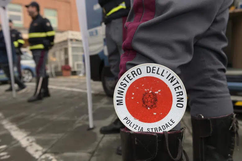 Polizia Stradale di Siena, giornata vittime della strada, agente paletta
