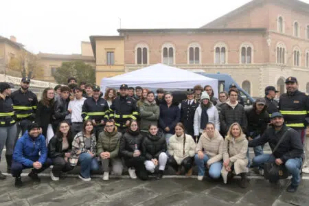 Vittime della strada: la Polizia di Stato organizza evento coinvolgendo gli studenti di Siena Polizia Stradale di Siena, giornata vittime della strada, gruppo