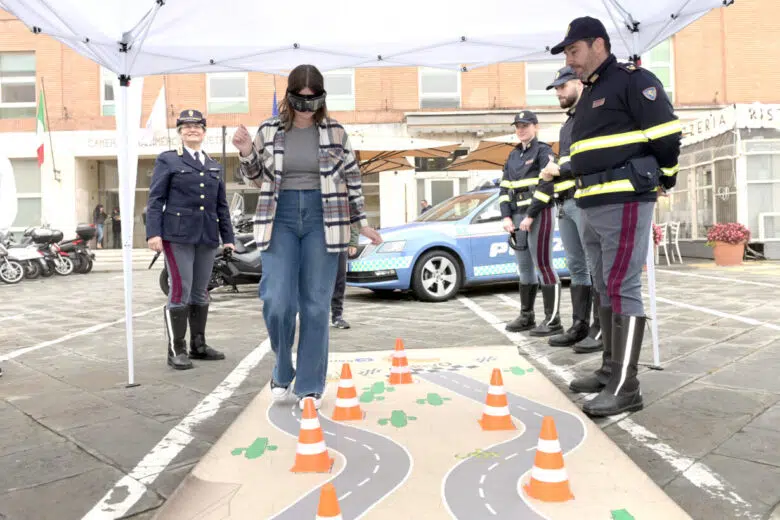 Polizia Stradale di Siena, giornata vittime della strada, ragazza