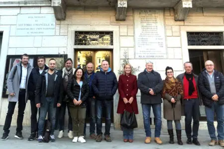 Asciano, nuovo polo infanzia 0-6 anni: consegnati i lavori Polo infanzia ad Asciano, consegna lavori, gruppo davanti al palazzo comunale