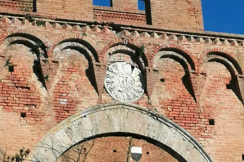 Distaccamento materiale, chiusa Porta Romana a Siena Porta Romana a Siena, distacco materiale