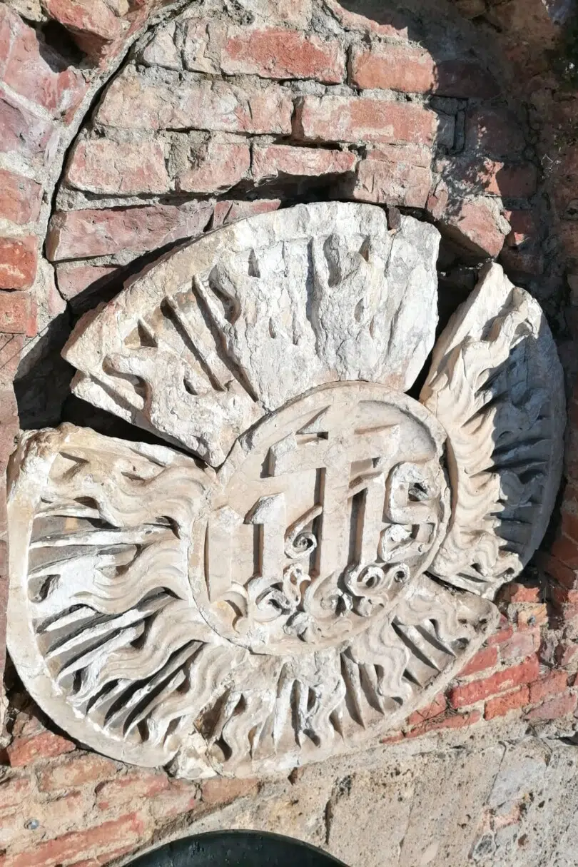 Porta Romana a Siena, distacco materiale