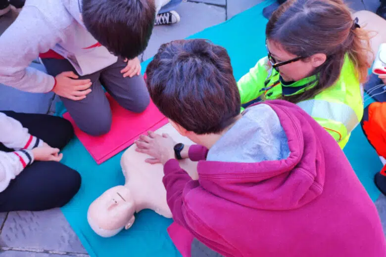 Posto medico avanzato del 118 in Piazza del Campo a Siena, ragazzi con bls