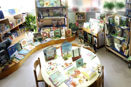 ‘Scaffale Verde’, nella biblioteca di Sinalunga libri per bambini e ragazzi per cura e tutela dell’ambiente Scaffale Verde all'interno della biblioteca di Sinalunga