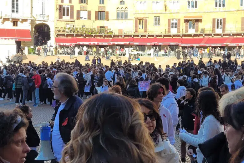 “Siena contro la violenza”, proseguono gli appuntamenti per la Giornata per l’eliminazione della violenza contro le donne Siena contro la violenza, flash mob in Piazza del Campo