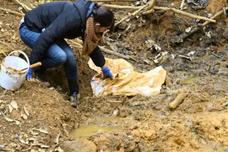 “Terre, la materia della relazione”, mostra di Samantha Passaniti ai Fisiocritici Samantha Passaniti, raccolta terra