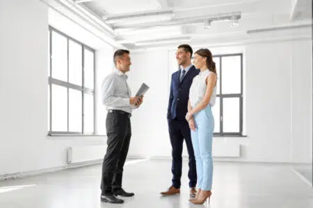 Agente immobiliare, primo corso del 2025 a Siena Agente immobiliare con coppia in appartamento