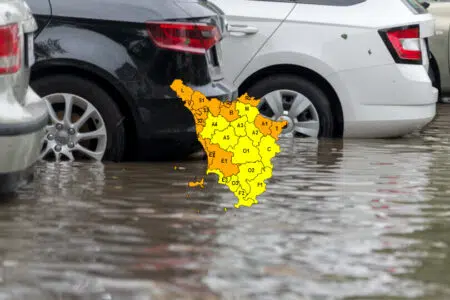 Maltempo, allerta meteo di codice arancione e giallo in Toscana Allerta meteo in Toscana, strada allagata