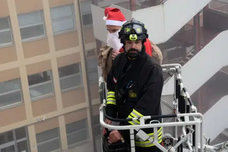 Il Babbo Natale dei Vigili del Fuoco di Siena porta i doni con l’autoscala ai piccoli pazienti dell’ospedale Babbo Natale Vigili del Fuoco policlinico di Siena, autoscala