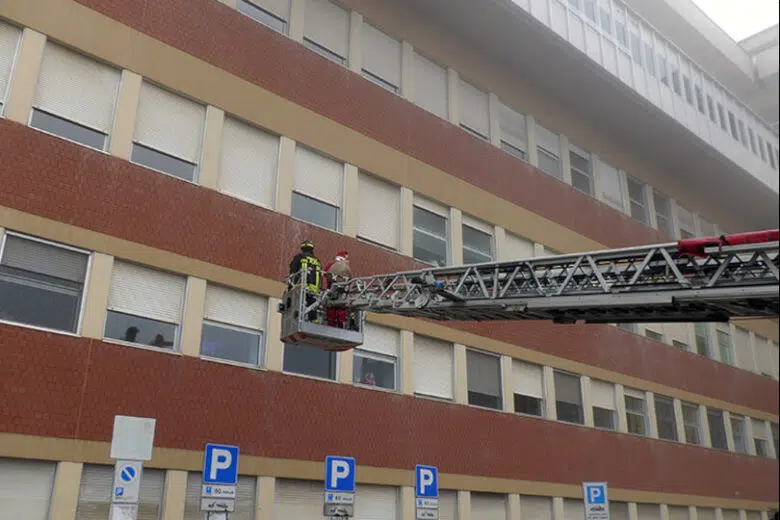 Babbo Natale Vigili del Fuoco policlinico di Siena, autoscala