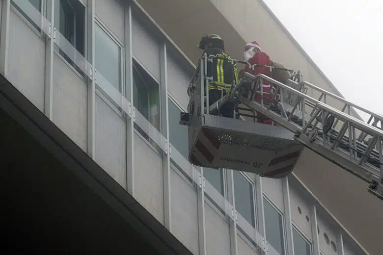 Babbo Natale Vigili del Fuoco policlinico di Siena, autoscala