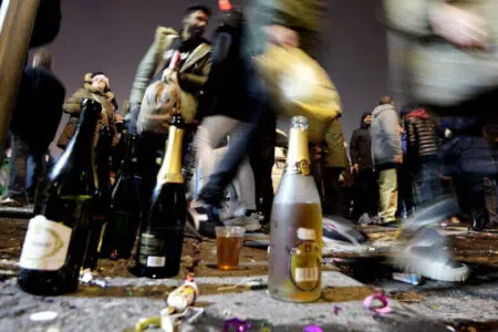 Capodanno a Siena, vietati contenitori vetro o metallo per bevande Capodanno, bottiglie e lattine per terra