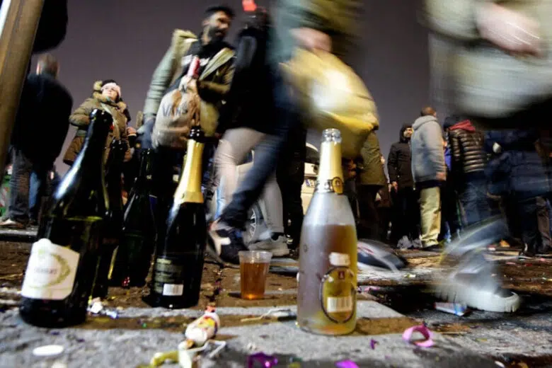 Capodanno, bottiglie e lattine per terra