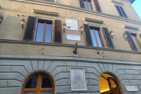 Castelnuovo Berardenga, concorso pubblico per assunzione di un operaio La facciata del Palazzo comunale di Castelnuovo Berardenga