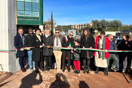 Castelnuovo Berardenga: inaugurata la nuova scuola “Papini” Inaugurazione scuola "Papini" a Castelnuovo Berardenga, taglio del nastro