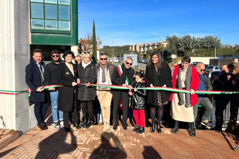 Inaugurazione scuola "Papini" a Castelnuovo Berardenga, taglio del nastro