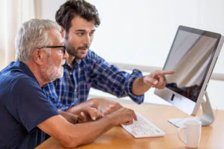 Punto Digitale Facile di Montepulciano: lunedì 18 dicembre l’inaugurazione del primo sportello Digital divide, facilitatore spiega al computer