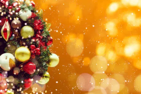 Natale a Colle di Val d’Elsa, un mese di appuntamenti per vivere le festività Natale, albero con sfondo natalizio