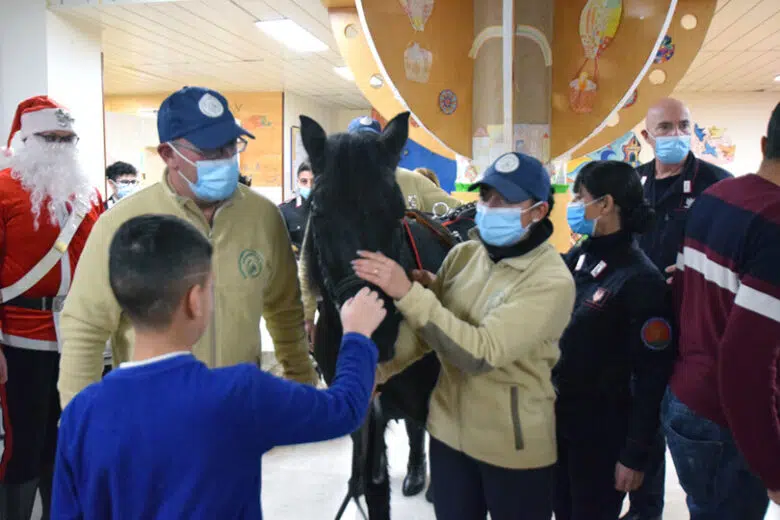 I Carabinieri portano i doni di Natale ai bambini ricoverati alle Scotte di Siena