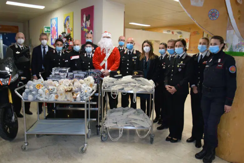 I Carabinieri portano i doni di Natale ai bambini ricoverati alle Scotte di Siena