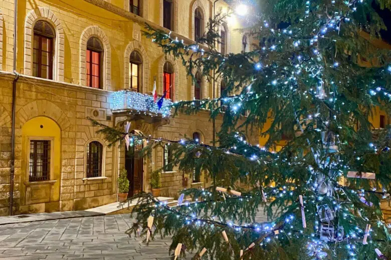 A Poggibonsi secondo week end per “La Via Maestra del Natale” Albero di Natale davanti al Palazzo comunale di Poggibonsi
