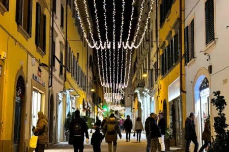 Mercatini, albero, musica e folletti: a Poggibonsi “La via Maestra del Natale” Natale a Poggibonsi, luminarie natalizie in via Maestra
