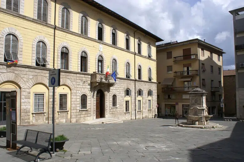 Poggibonsi, approvato progetto per la manutenzione di parte di via Salceto e via Senese Palazzo comunale di Poggibonsi